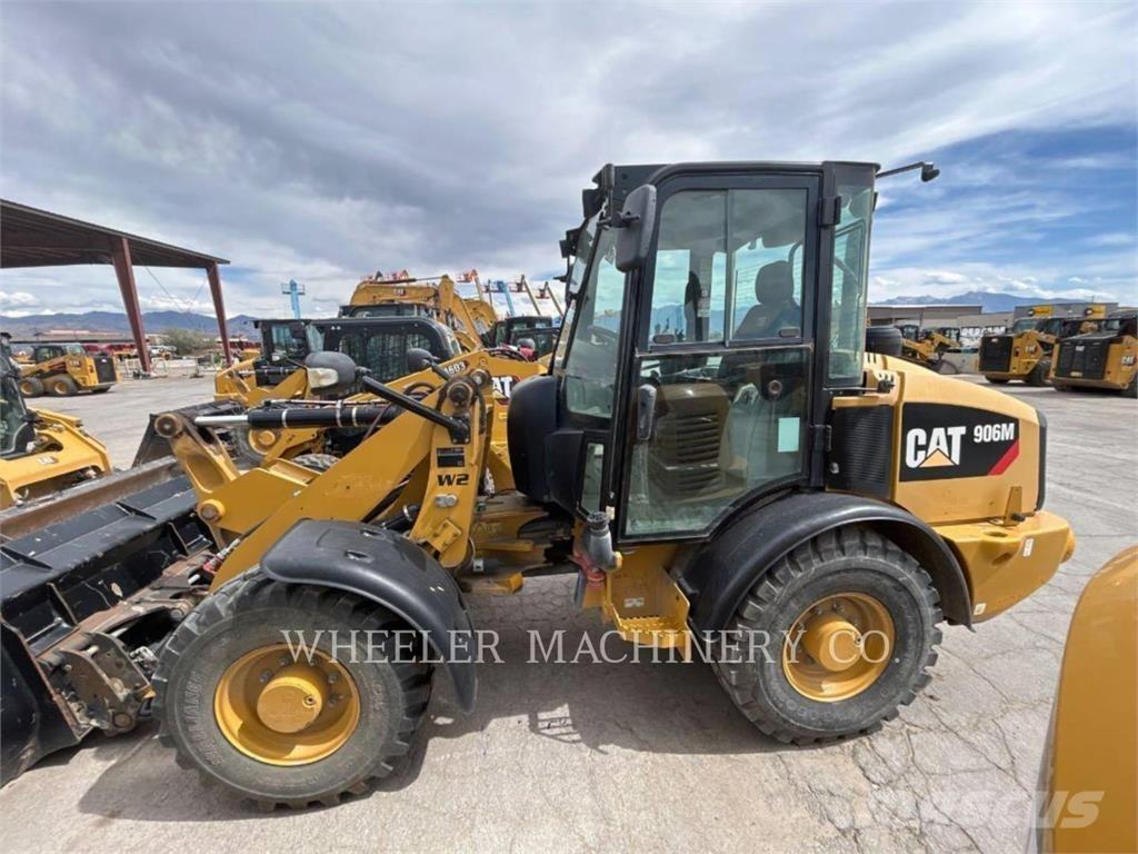CAT 906M لوادر بعجل