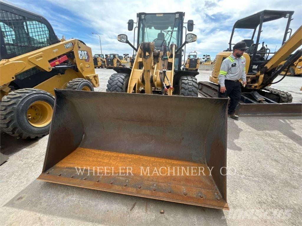 CAT 906M لوادر بعجل