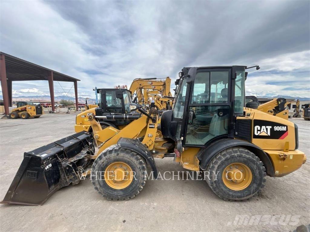 CAT 906M لوادر بعجل