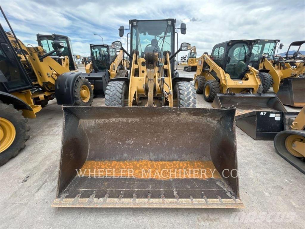 CAT 906M لوادر بعجل