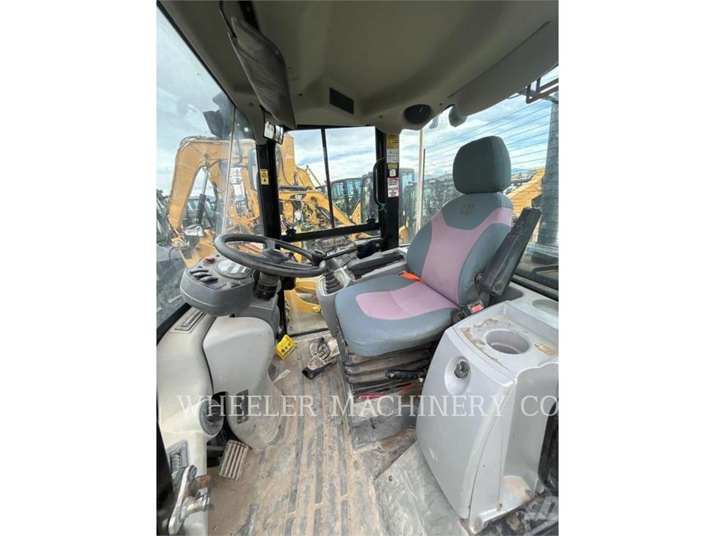 CAT 906M لوادر بعجل