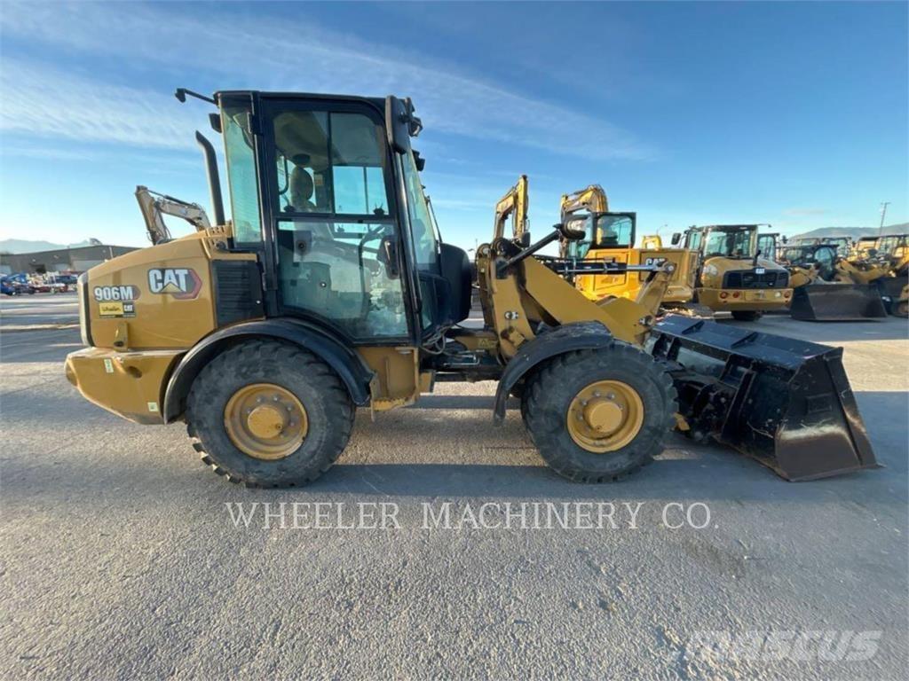 CAT 906M لوادر بعجل