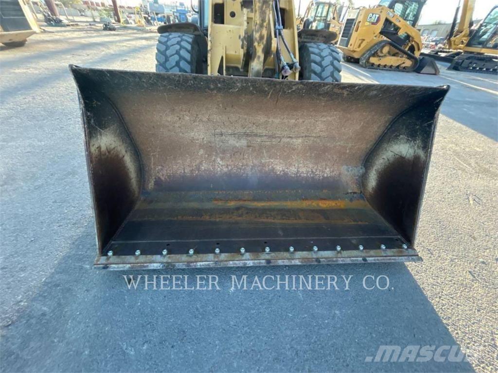 CAT 906M لوادر بعجل