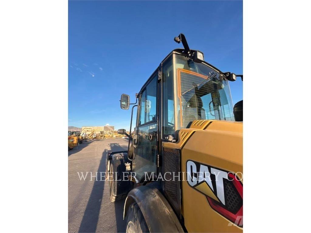 CAT 906M لوادر بعجل