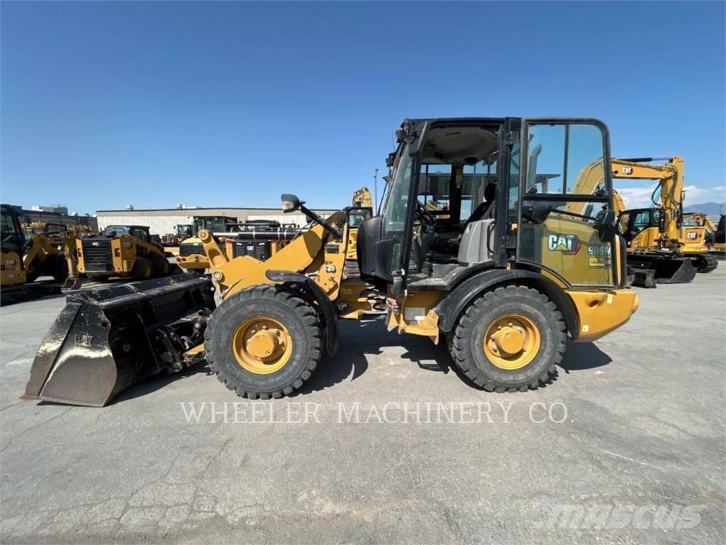 CAT 906M لوادر بعجل