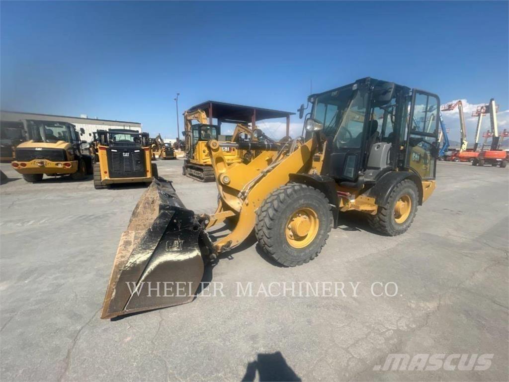 CAT 906M لوادر بعجل