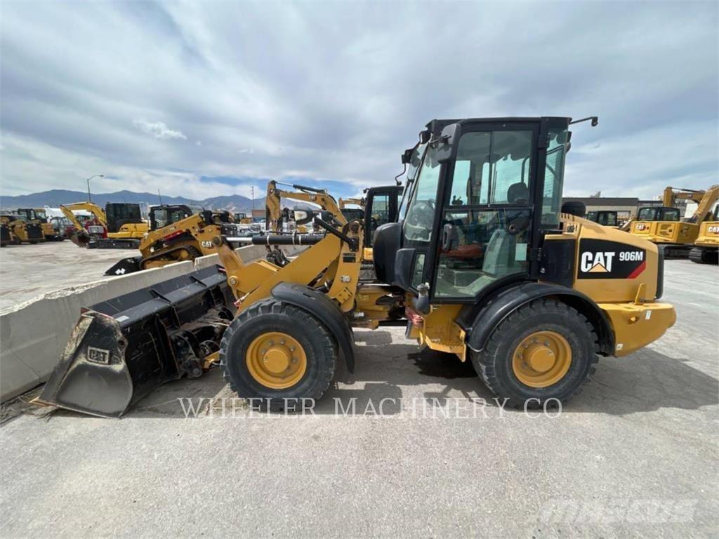 CAT 906M لوادر بعجل