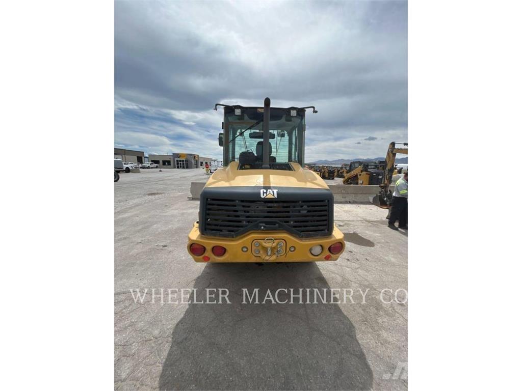 CAT 906M لوادر بعجل