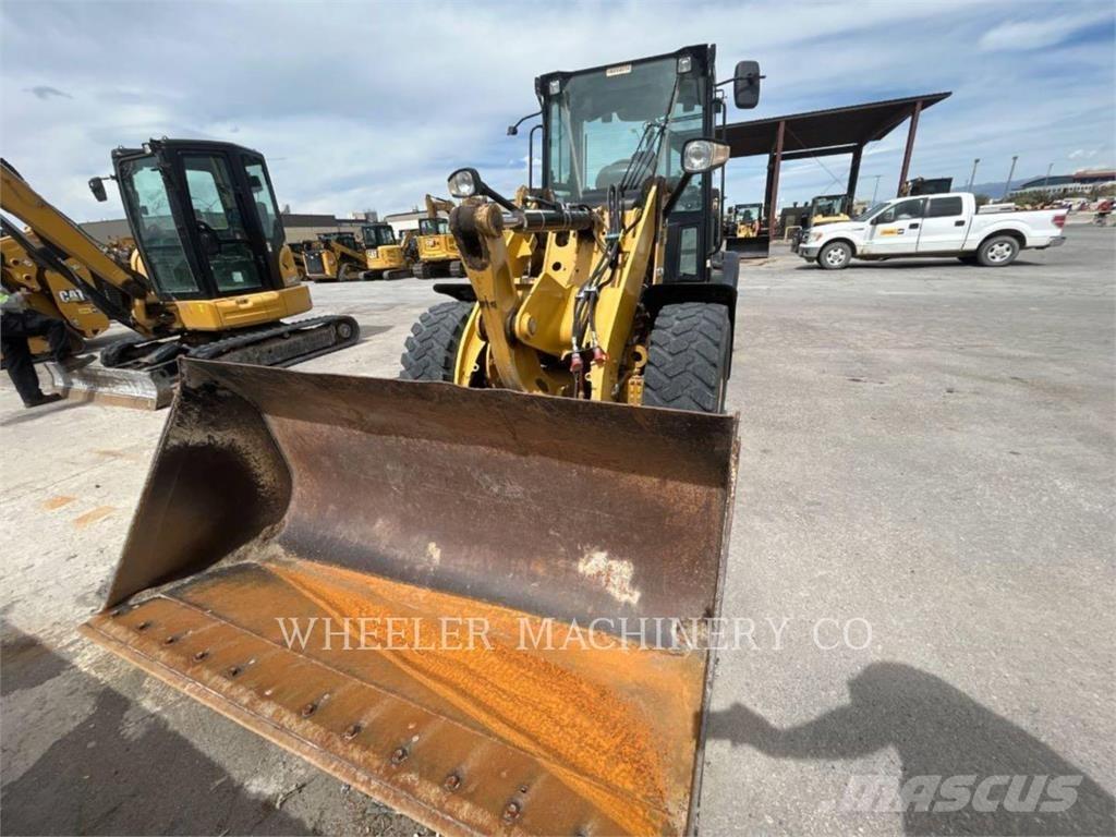 CAT 906M لوادر بعجل
