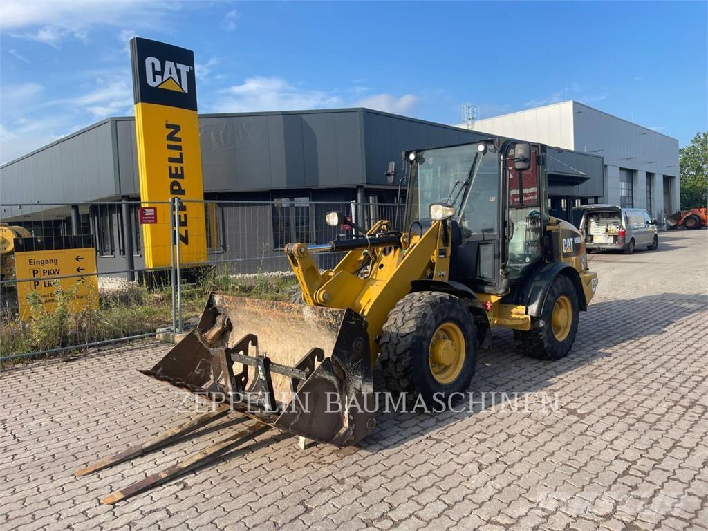 CAT 906M لوادر بعجل