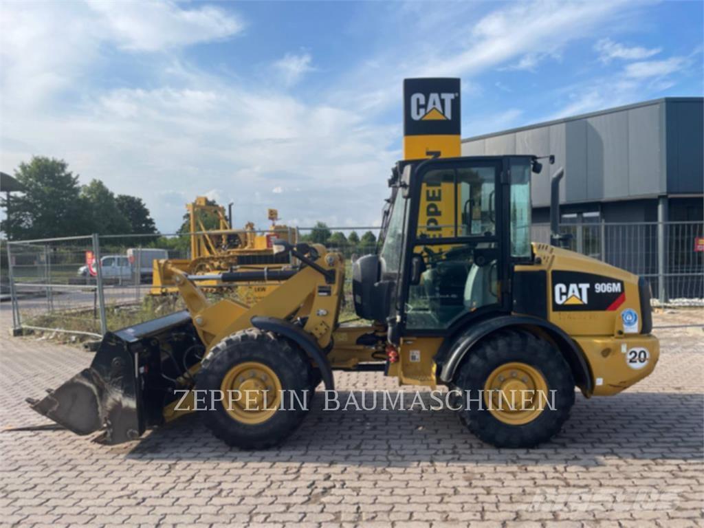CAT 906M لوادر بعجل