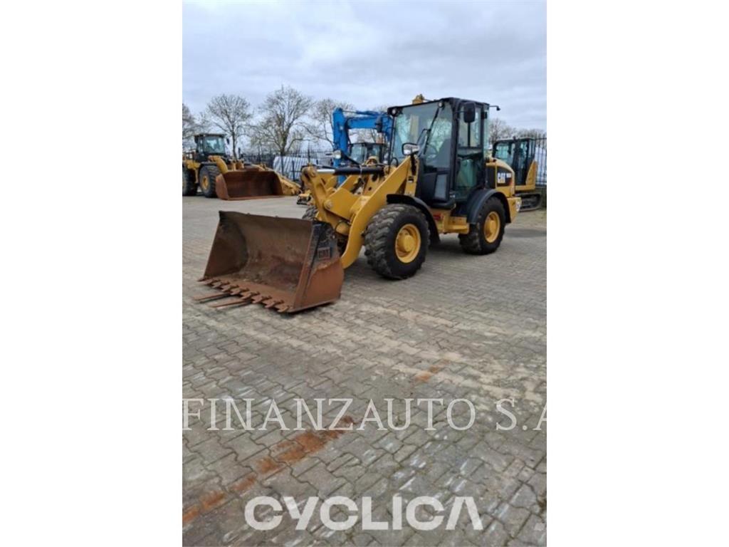 CAT 906M لوادر بعجل