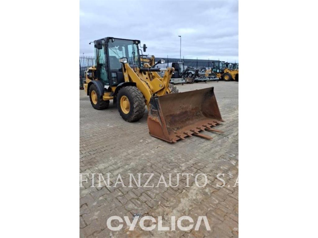 CAT 906M لوادر بعجل
