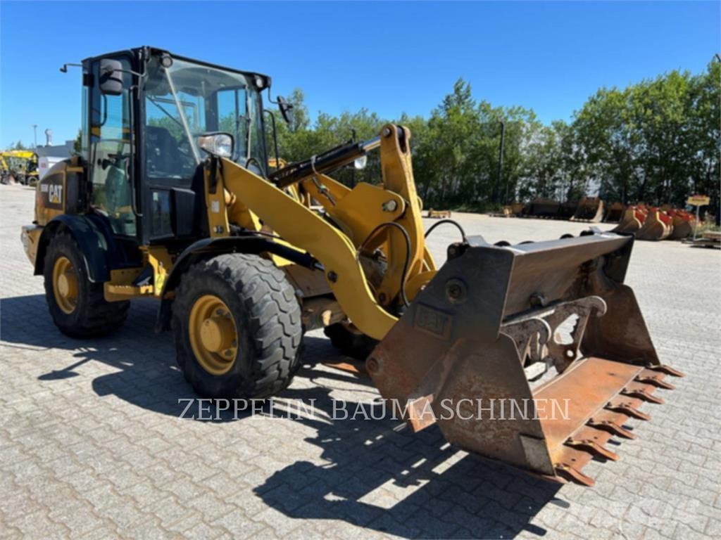 CAT 906M لوادر بعجل