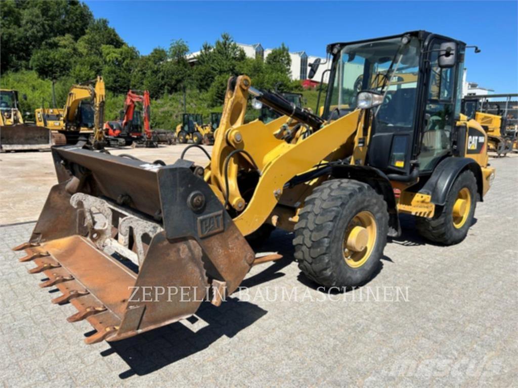 CAT 906M لوادر بعجل
