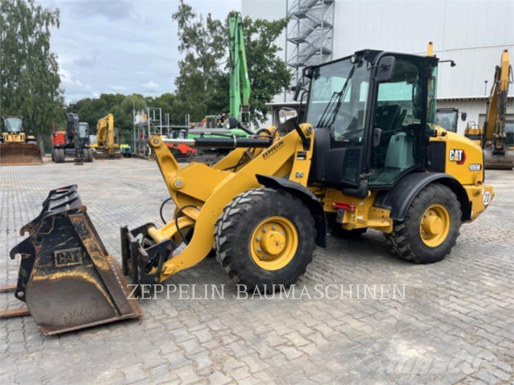 CAT 906M لوادر بعجل