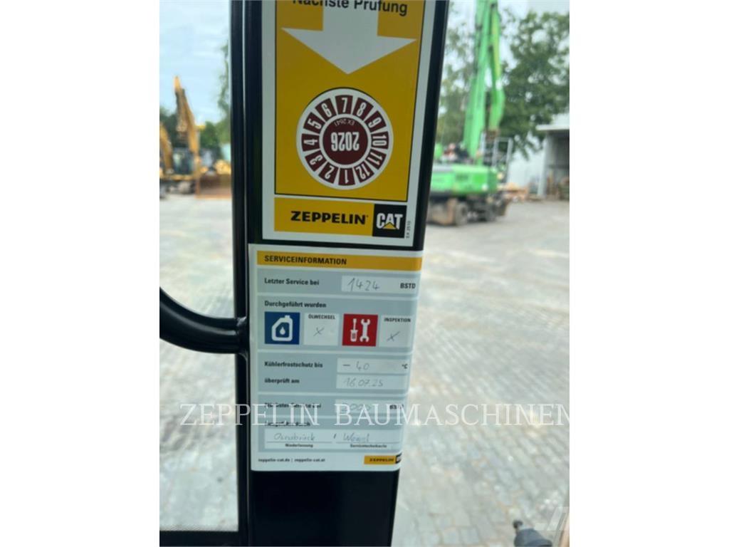 CAT 906M لوادر بعجل