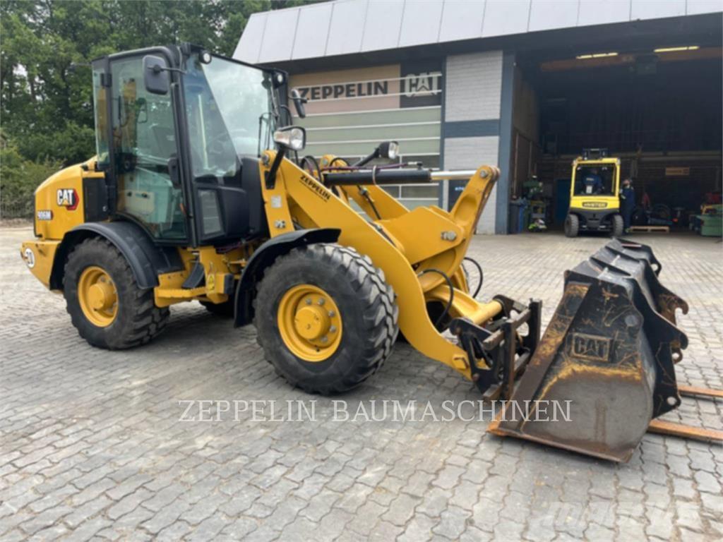 CAT 906M لوادر بعجل