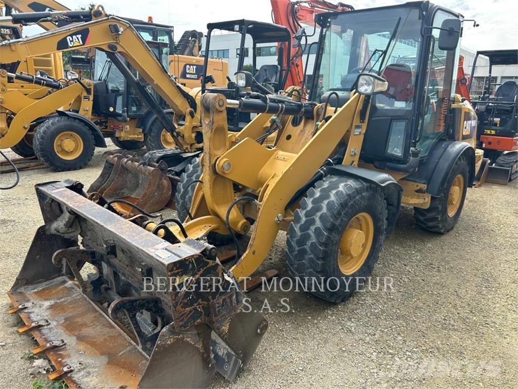 CAT 906M لوادر بعجل