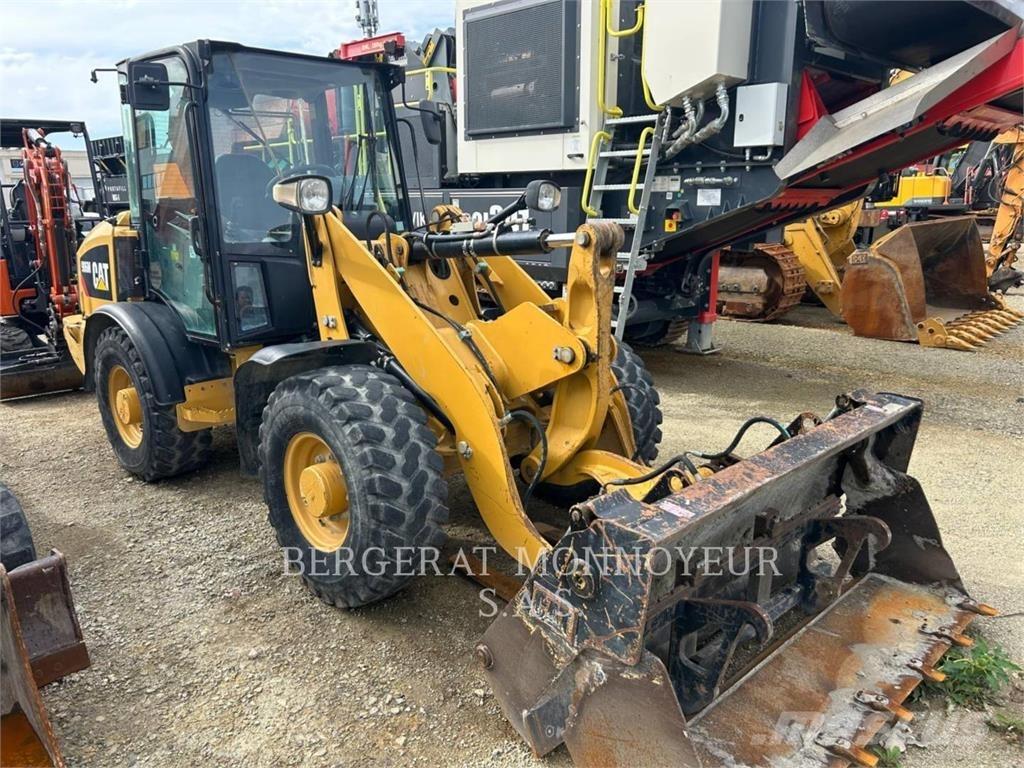 CAT 906M لوادر بعجل