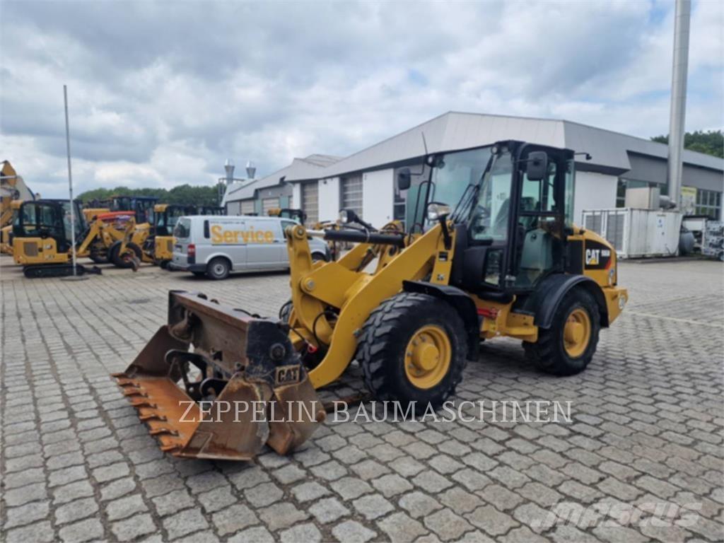 CAT 906M لوادر بعجل