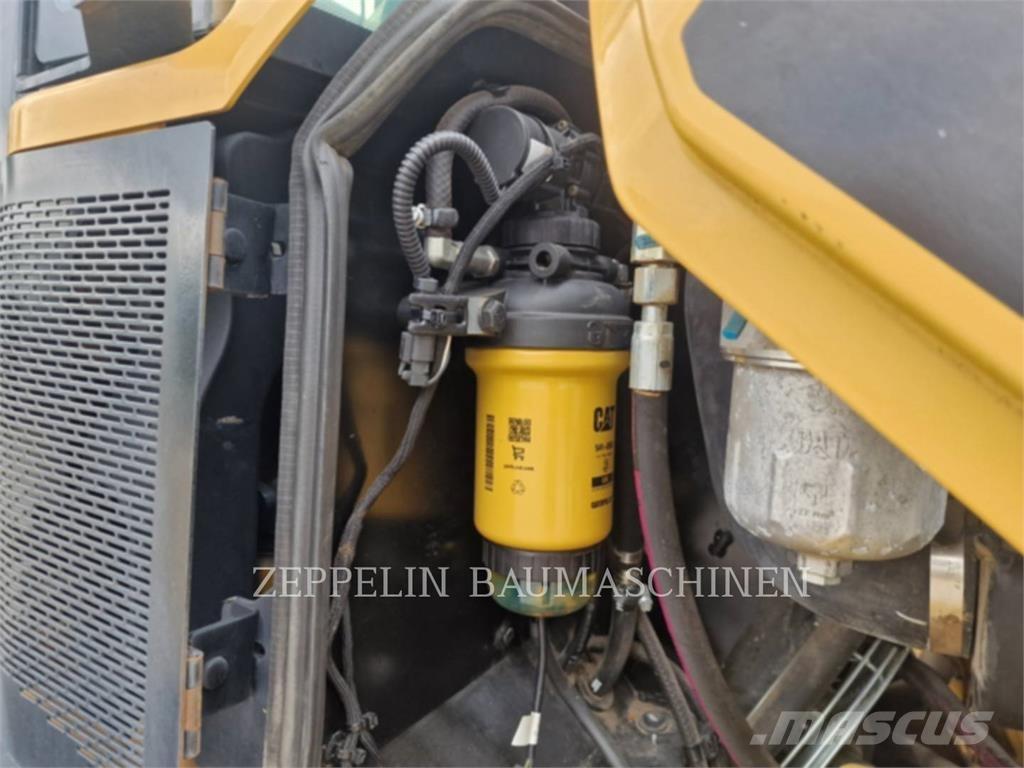 CAT 906M لوادر بعجل