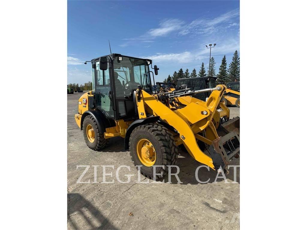CAT 906M لوادر بعجل