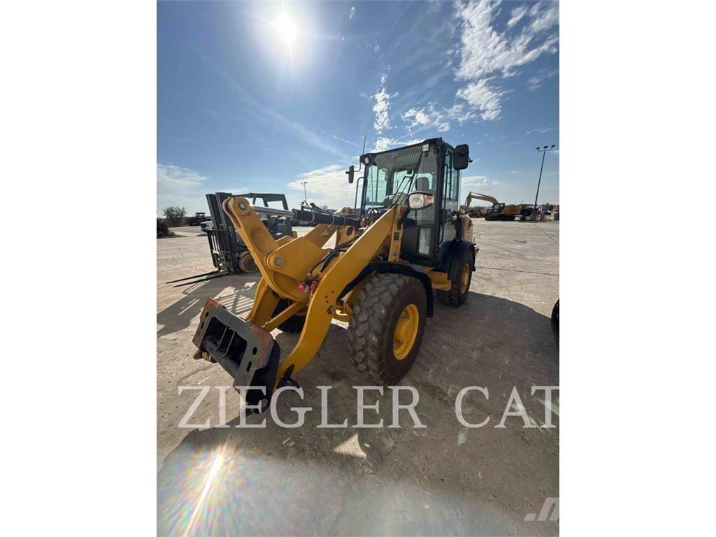 CAT 906M لوادر بعجل