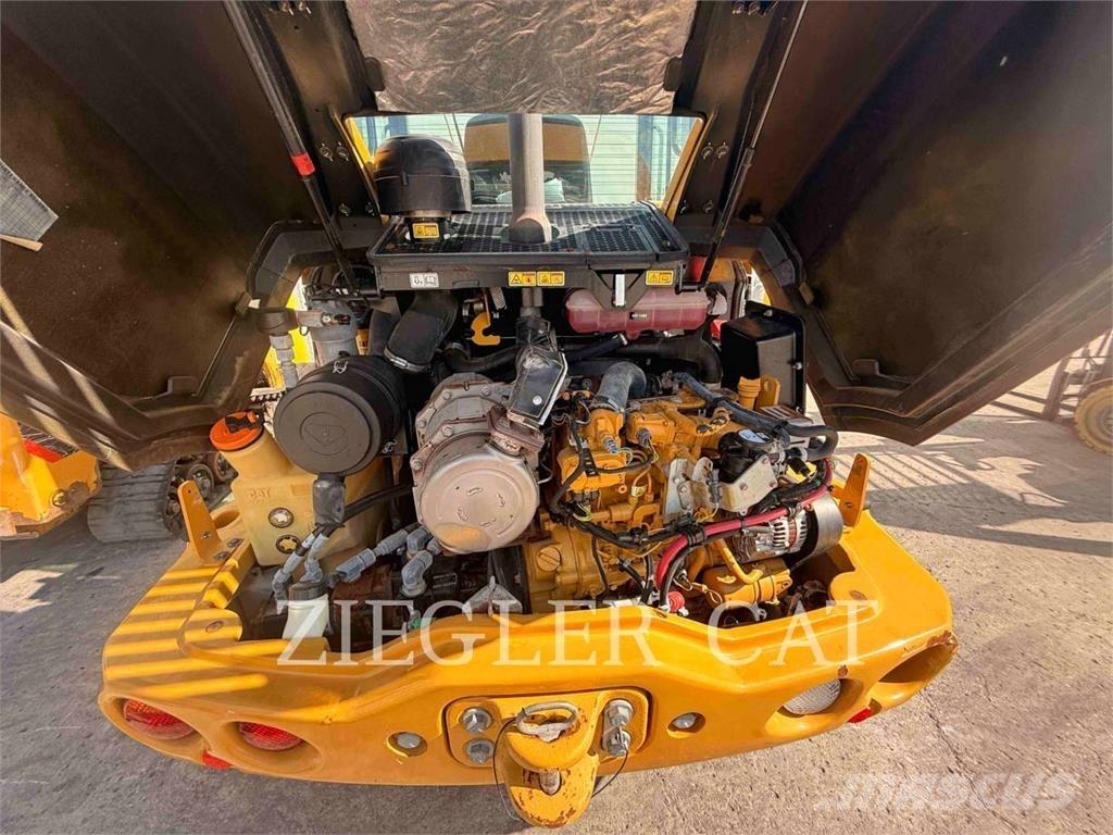 CAT 906M لوادر بعجل