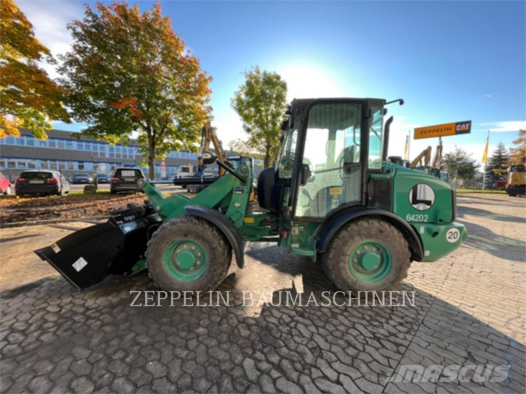 CAT 906M لوادر بعجل