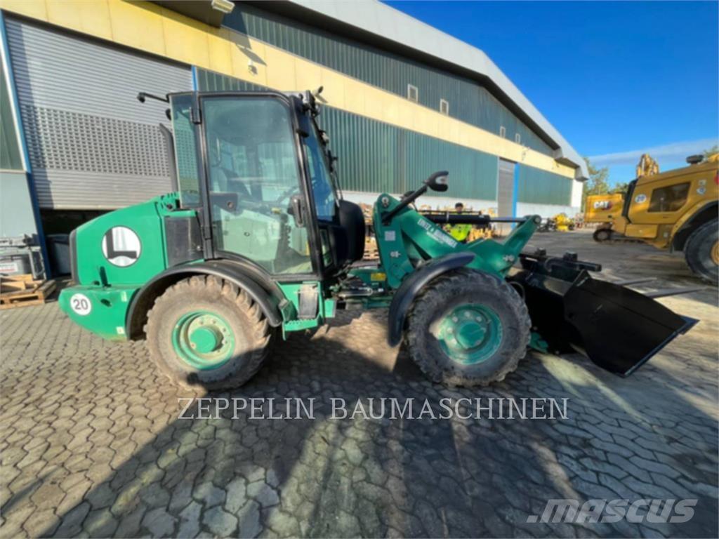 CAT 906M لوادر بعجل