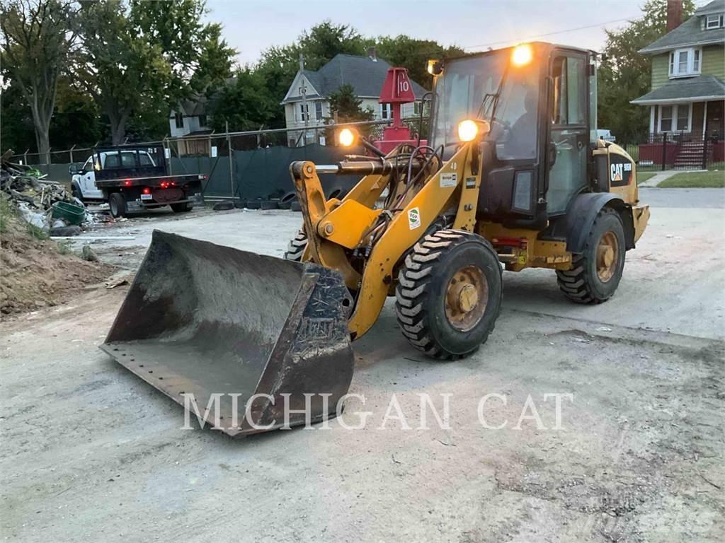 CAT 906M AR لوادر بعجل