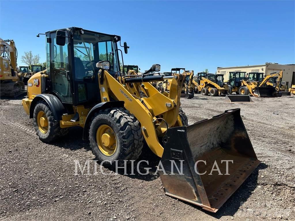 CAT 906M C لوادر بعجل