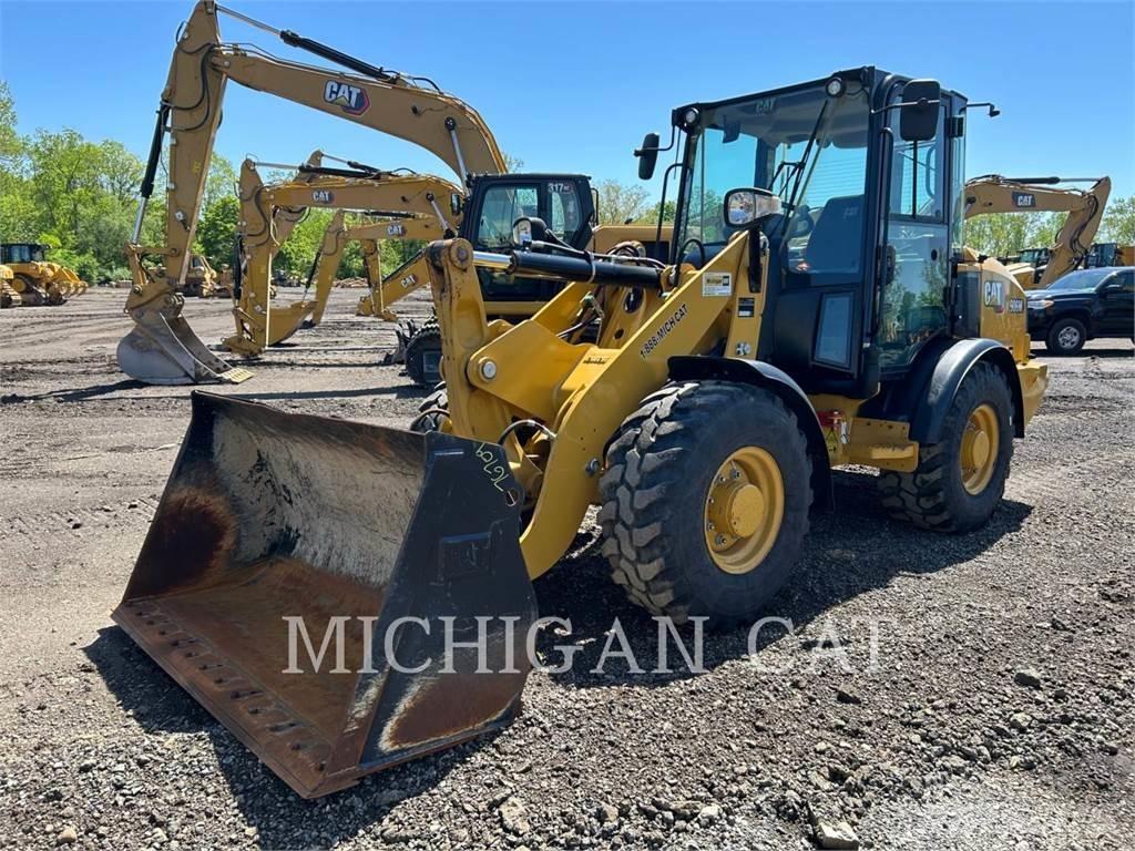 CAT 906M C لوادر بعجل