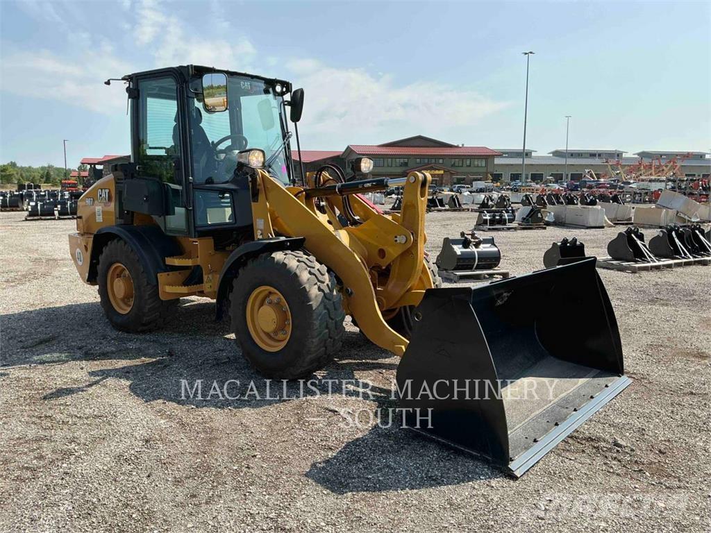 CAT 907 لوادر بعجل
