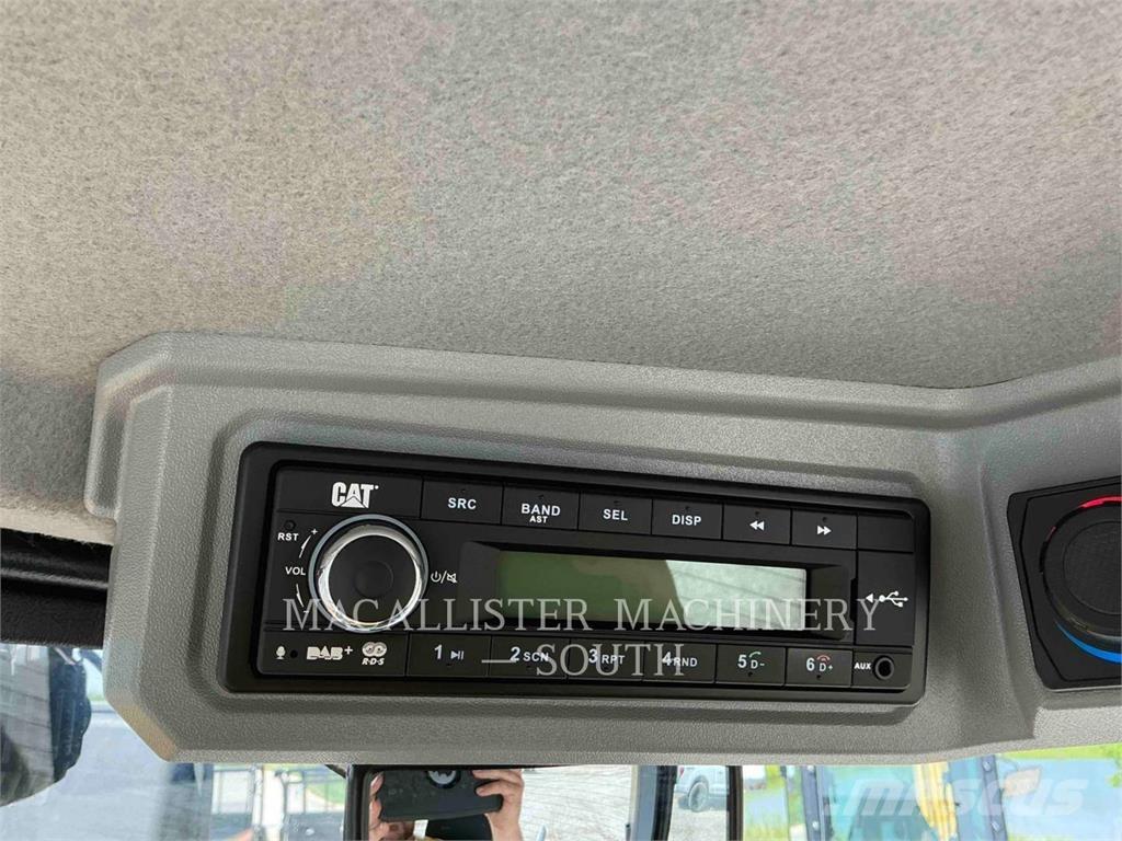 CAT 907 لوادر بعجل