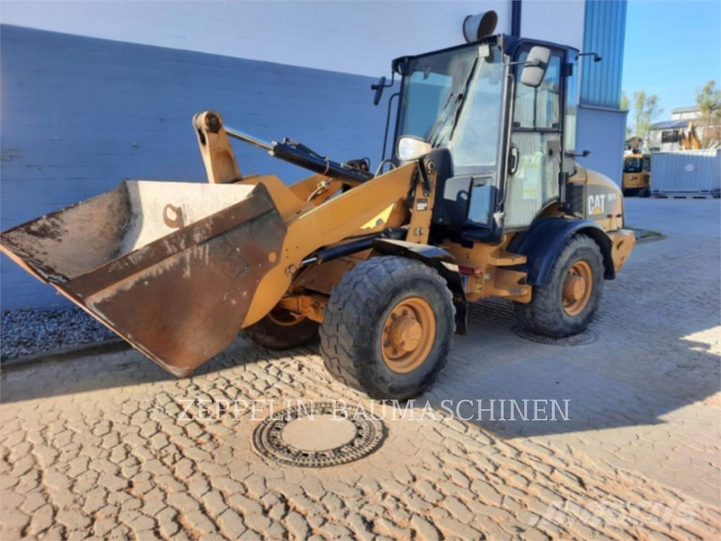 CAT 907H لوادر بعجل