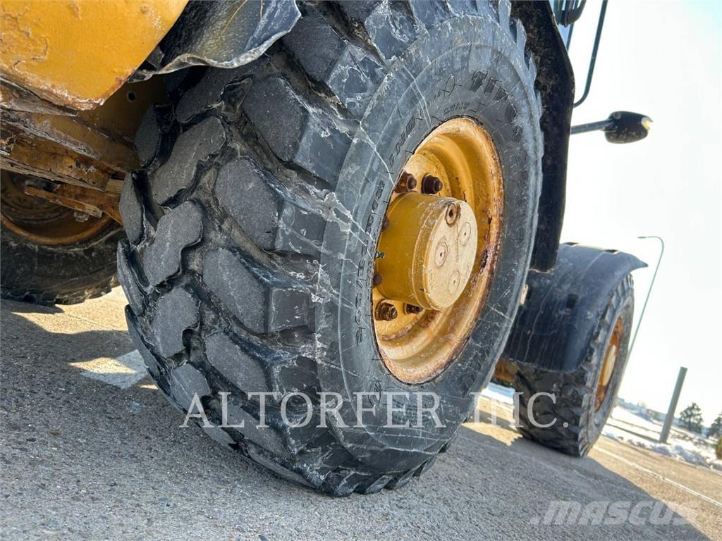 CAT 907H2 لوادر صغيرة