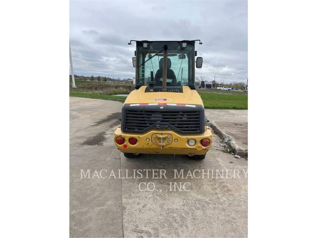 CAT 907M لوادر بعجل
