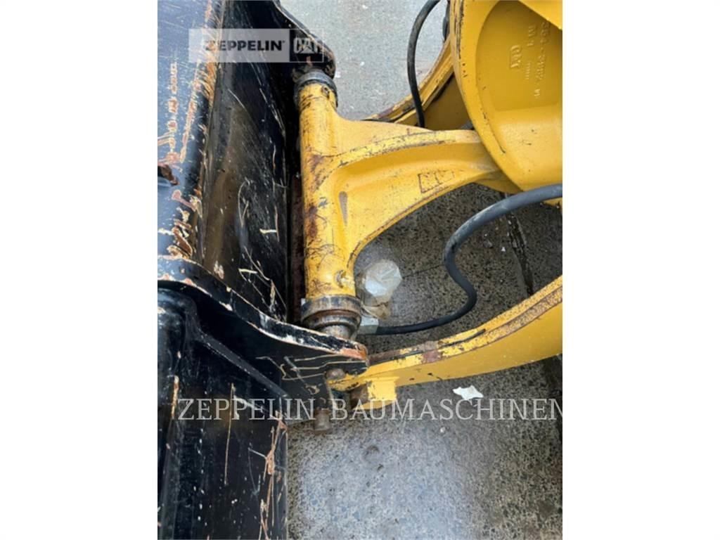 CAT 907M لوادر بعجل