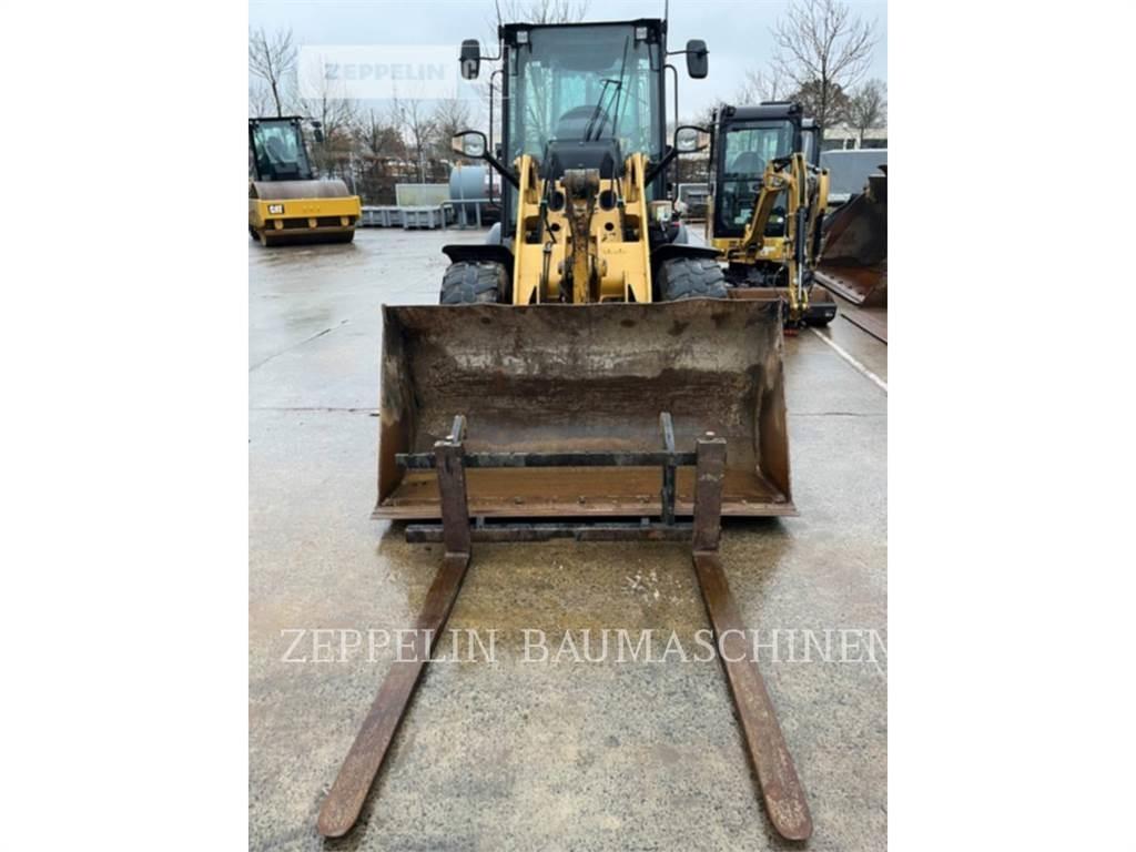 CAT 907M لوادر بعجل