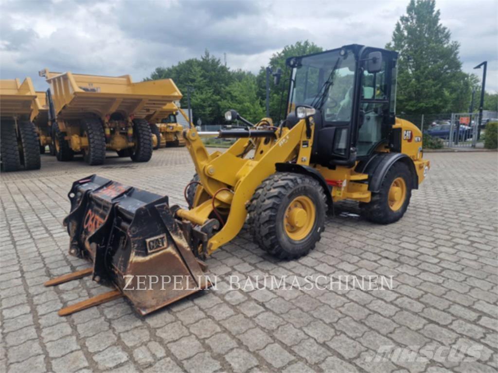 CAT 907M لوادر بعجل