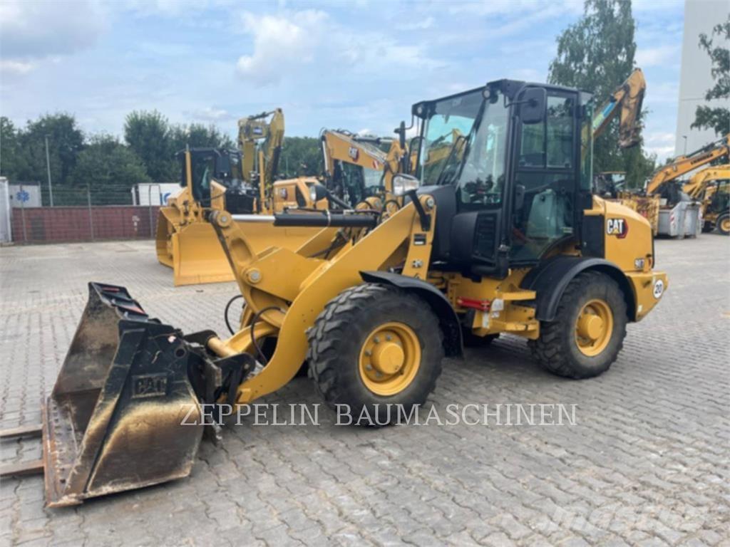 CAT 907M لوادر بعجل