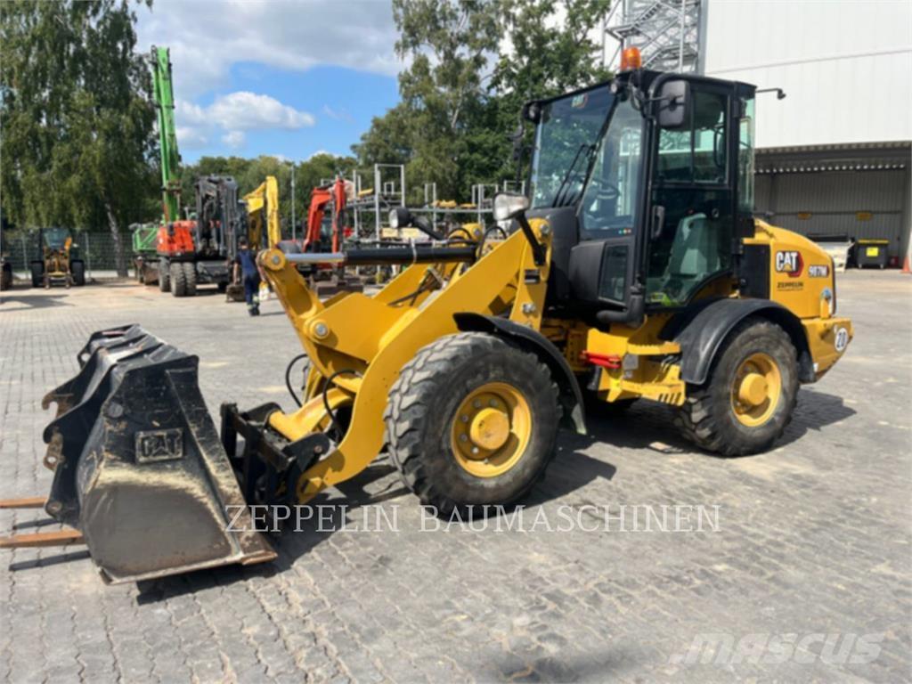 CAT 907M لوادر بعجل