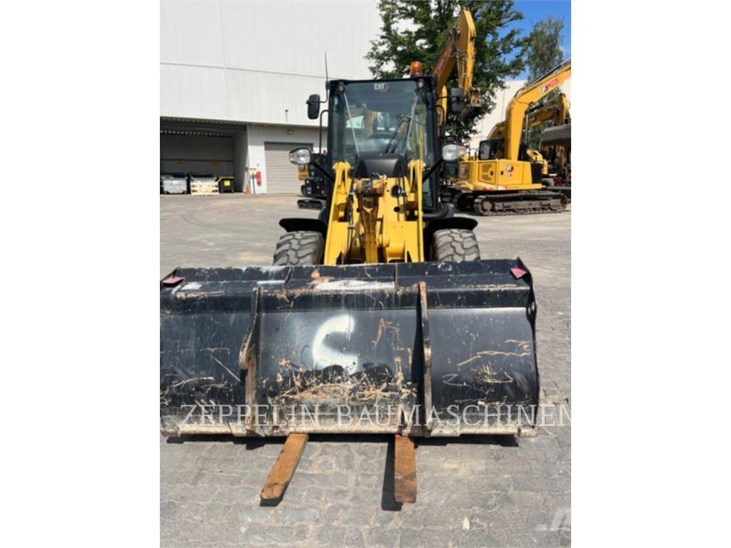 CAT 907M لوادر بعجل