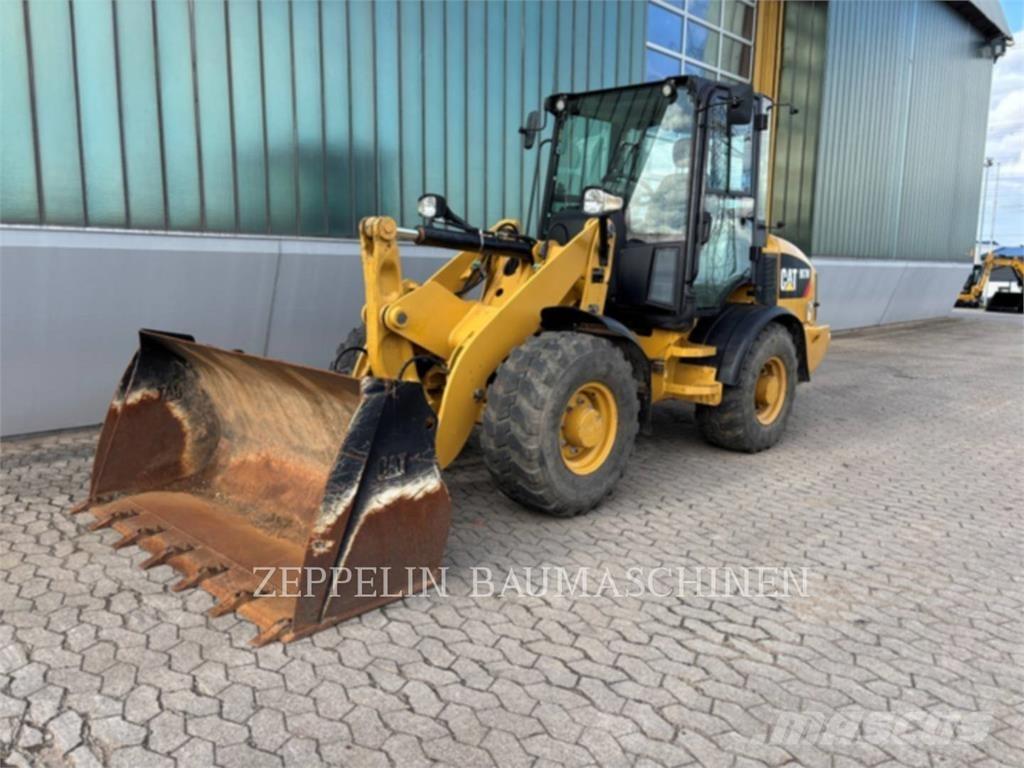 CAT 907M لوادر بعجل