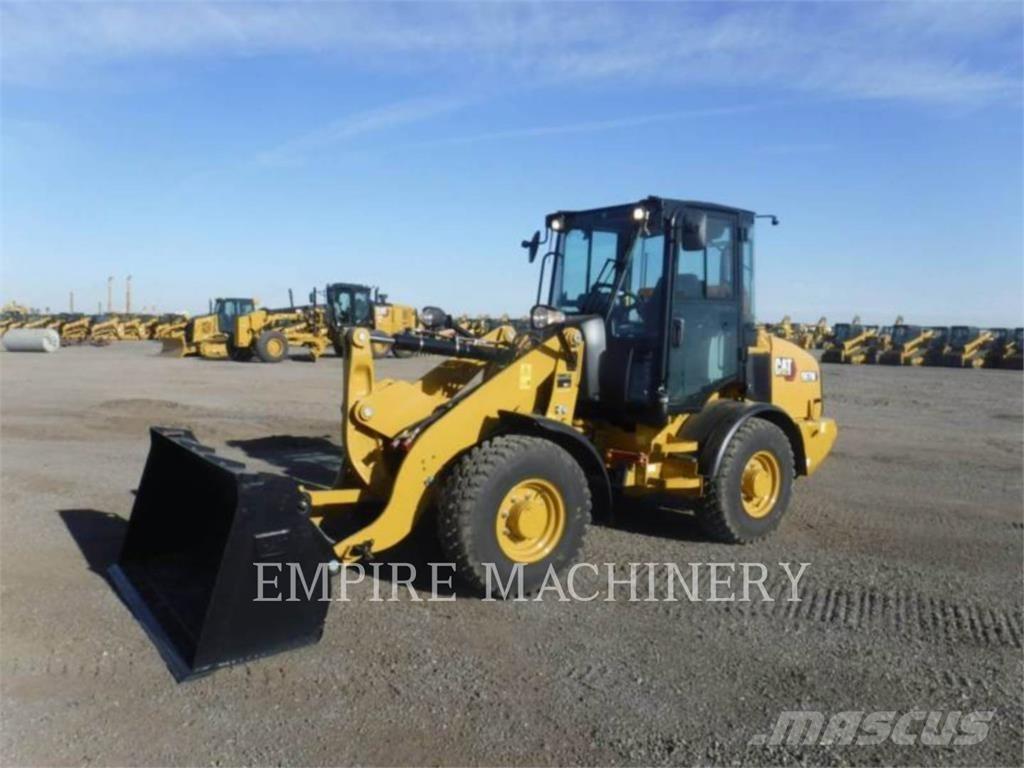 CAT 907M لوادر بعجل