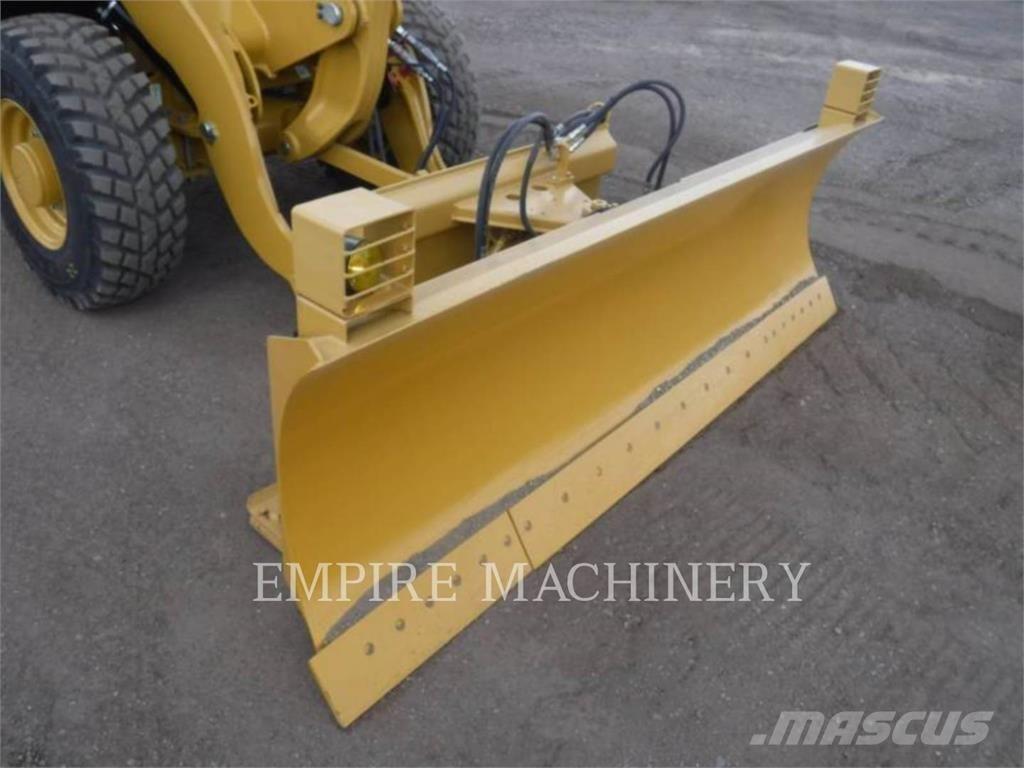 CAT 907M لوادر بعجل