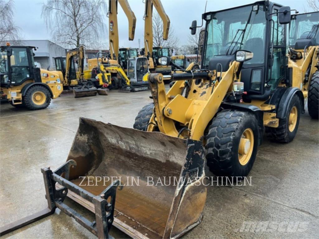 CAT 907M لوادر بعجل