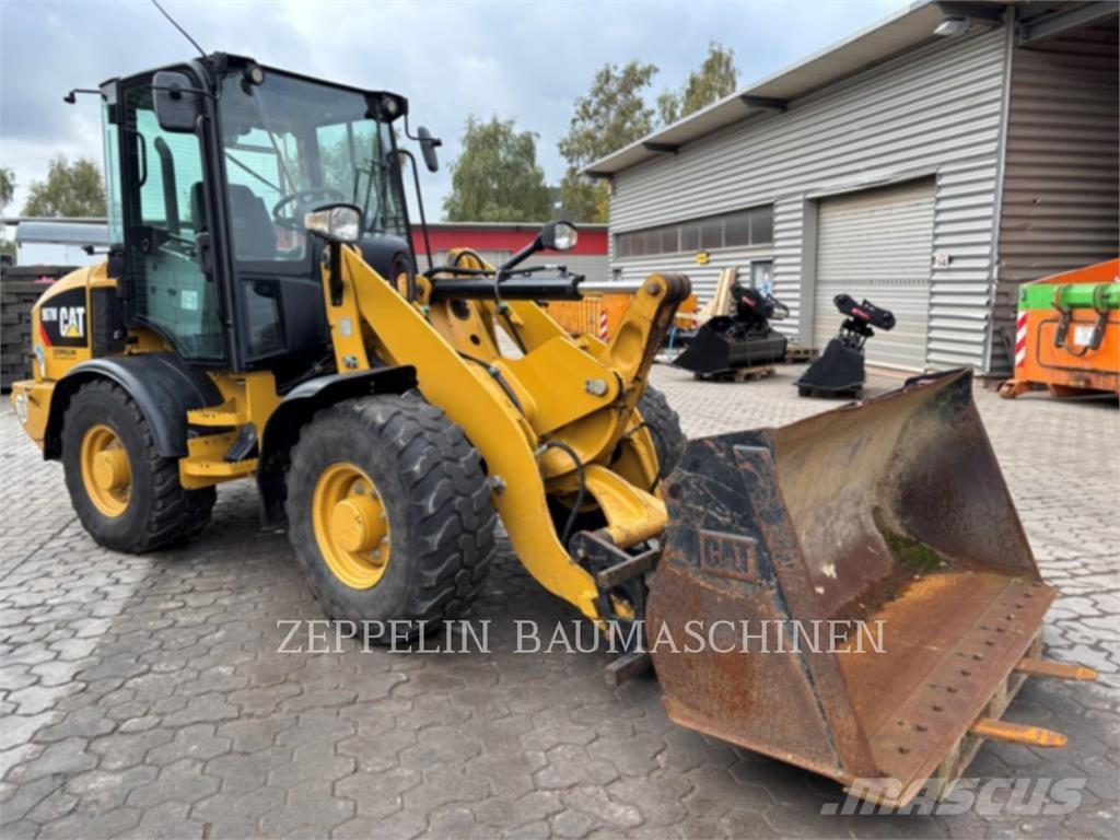 CAT 907M لوادر بعجل